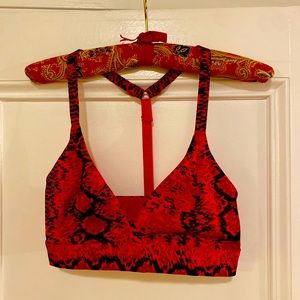 Ivy Park triangle sports bra w t-strap and logo elastic. Pink+red snakeskin